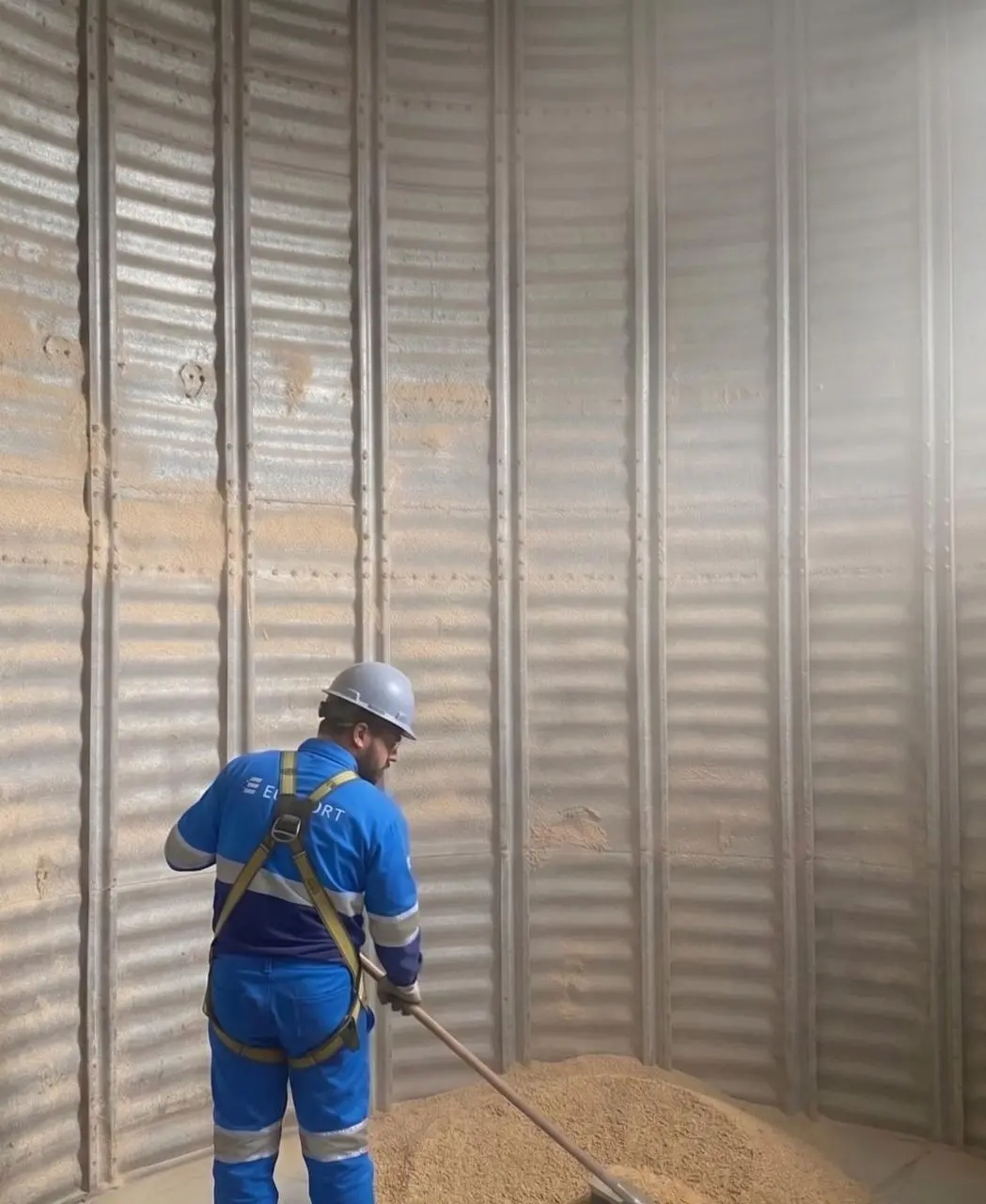 Limpeza de espaço confinado silos e tanques