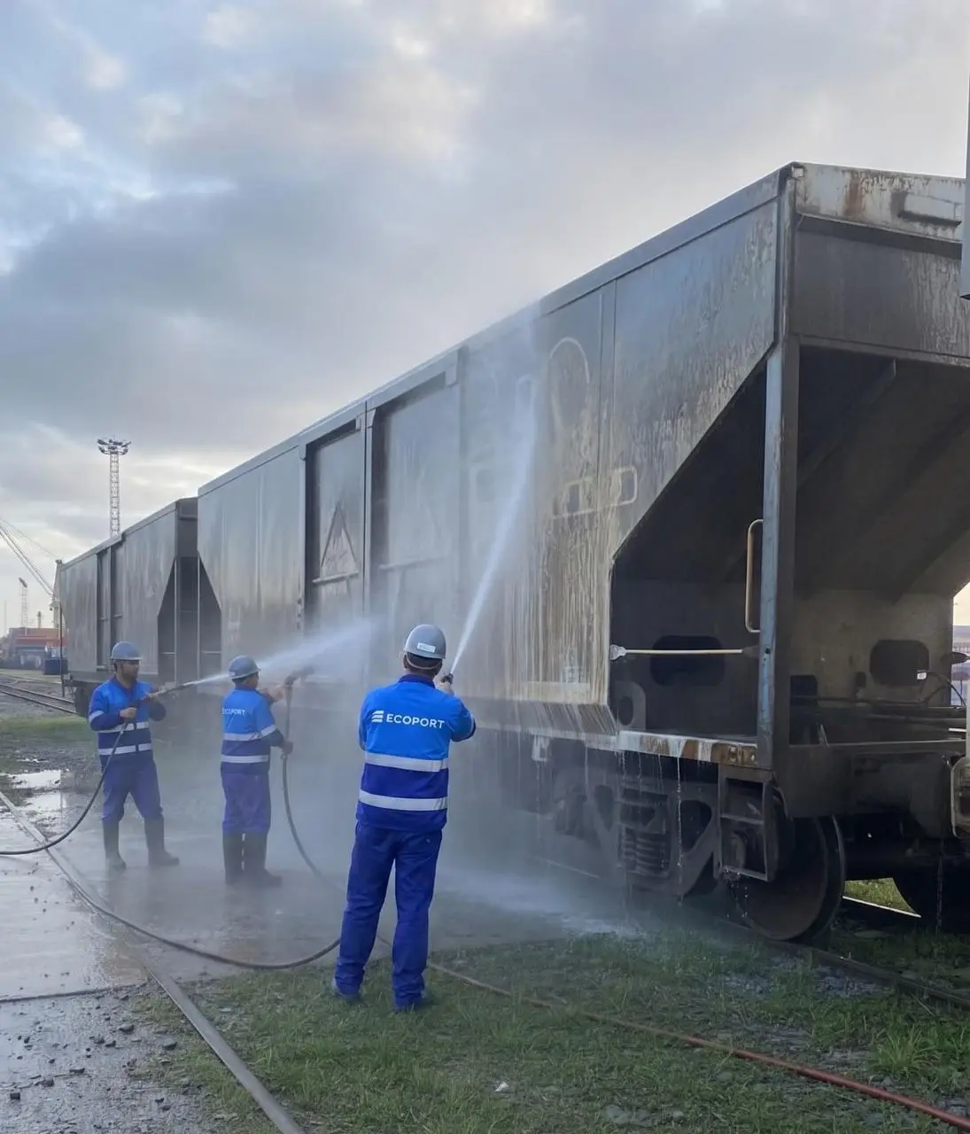 Limpeza e manutenção de vagões em Alto Taquari