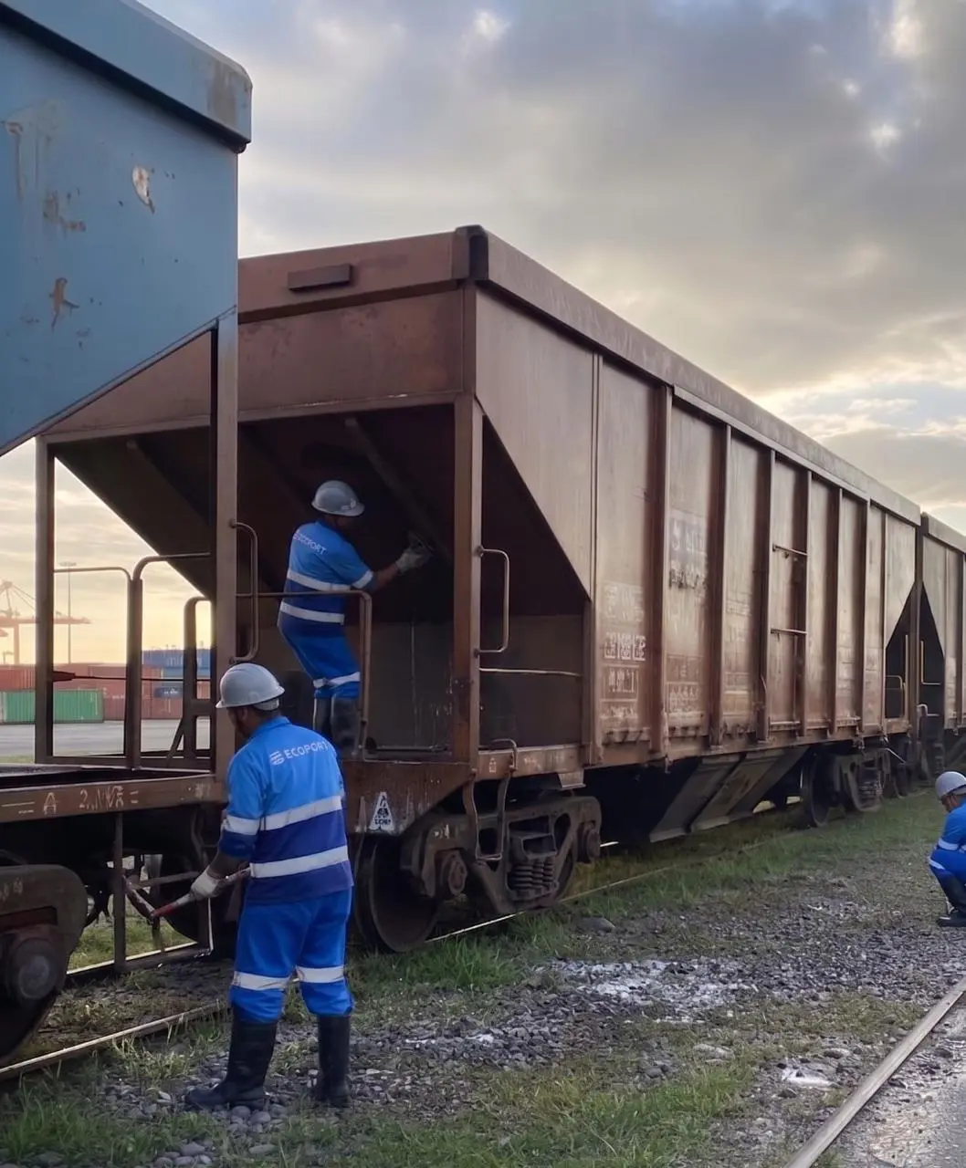 Limpeza de vagões ferroviários em Alto Taquari